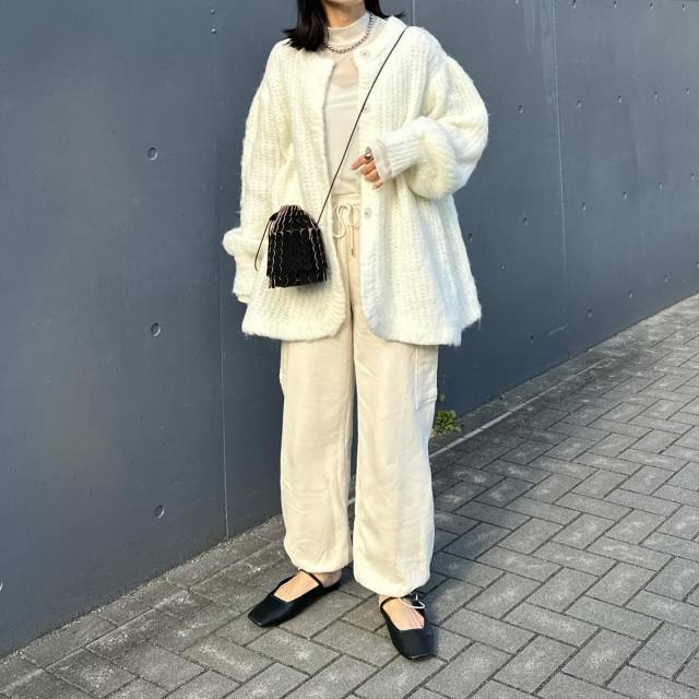 【40代50代のホワイトコーデ1】重ね着する日は「白シアーカットソー×白カーディガン」