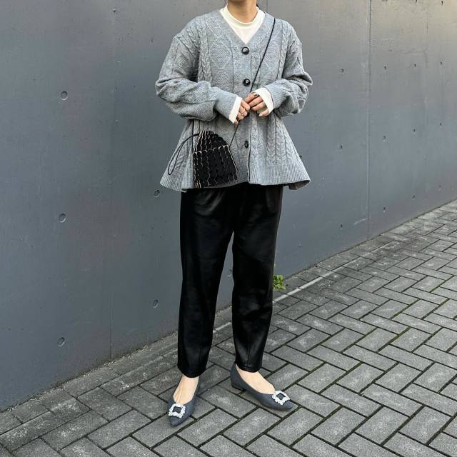 グレーの服に合うおすすめズボン2｜ブラックパンツ