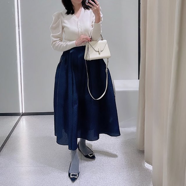 【40代のパンプスコーデ4】冬のタイツには「ビジュー・バックル付きパンプス」