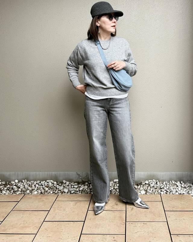 ニュアンスたっぷり！ ライトグレーのデニムパンツ