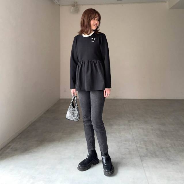甘いペプラムトップスを引き締める「黒デニムのスキニーパンツ」