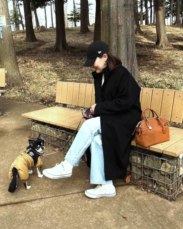 【1】黒ロングコート×ブルーデニムパンツ×白スニーカー