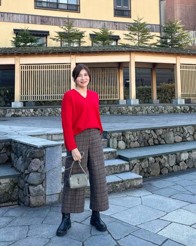 【50代の茶色パンツコーデ】相性のいいレッドと合わせて温感アップ
