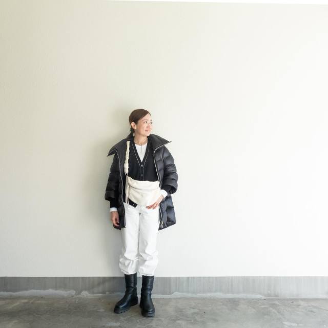 秋冬は「アウターの下にショルダーバッグを斜めがけ」