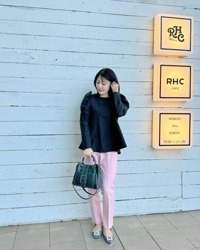 【3】ダークトーンの服が多いならピンクのテーパードパンツ！