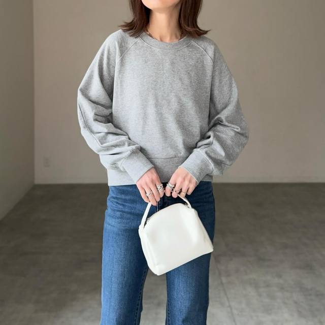 【40代の散歩の服装】デニムパンツにはアクセントを効かせる