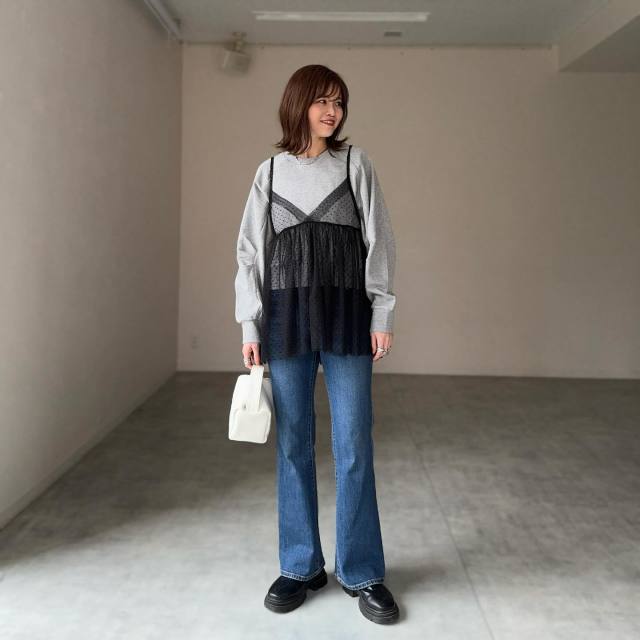 【4】レース・チュール素材のキャミソール×手持ちトップス×デニムパンツコーデ