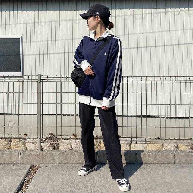 トップスとして着るなら季節に合わせたインナーを