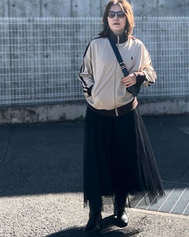 【50代のベージュコーデ4】今どきに決まる「流行りアイテム×ベージュ」