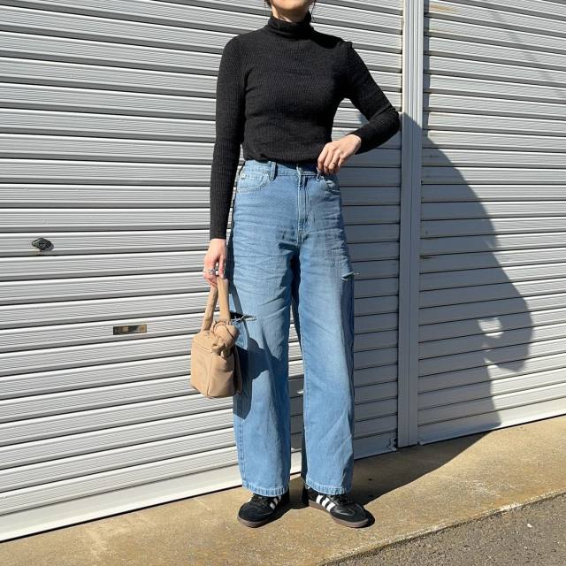 【1】タイトなタートルネックはカジュアル服と合わせる