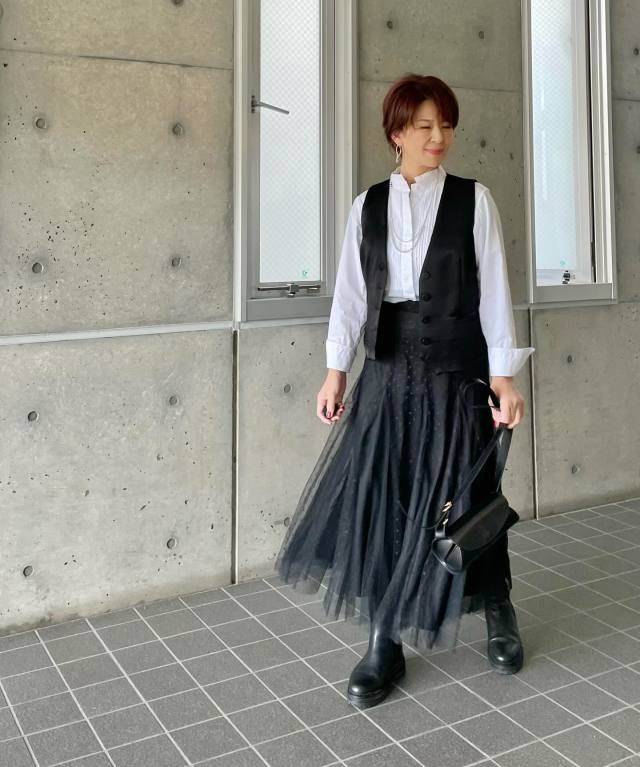 べーシックながら大人っぽい「白シャツ×黒ベスト」