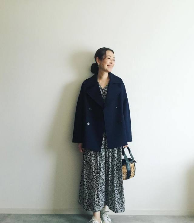 柔らか素材の小花柄ワンピは冬コーデの抜け感作りにも◎