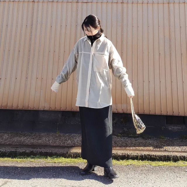 シアーシャツの中にタートルネックニットを重ね着