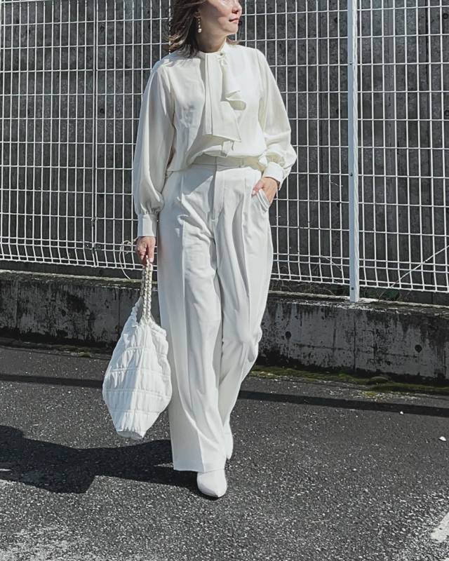 【40代50代のボウタイブラウスコーデ3】リボンを結ばなくてOK「スカーフ風ボウタイブラウス」