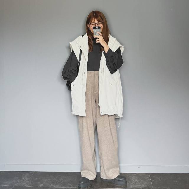 【4】オーバーサイズのダウンべスト×ボリューム袖のニット・ブラウス