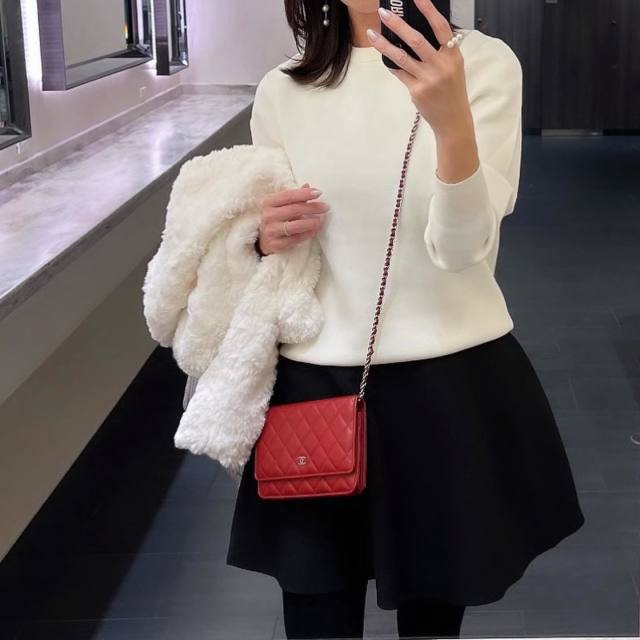 【ママの子連れクリスマスの服装1】赤バッグ×シンプルコーデ