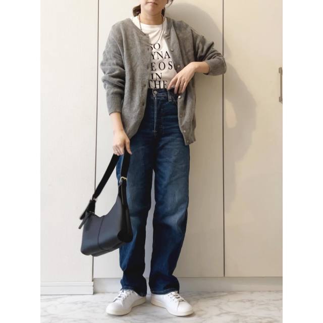 グレーの服に合うおすすめズボン1｜デニムパンツ