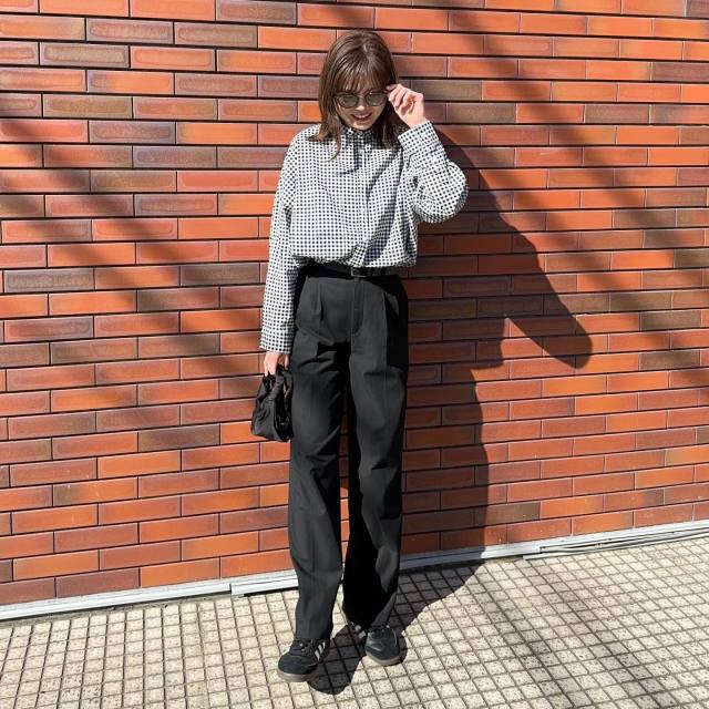 シャツ×スラックスのきちんとコーデに黒スニーカーをなじませて