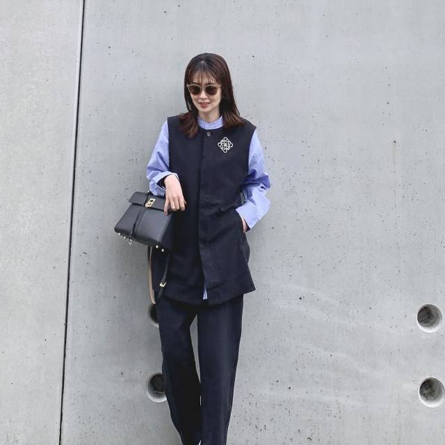 ハンサムなルックスに「ブルーのスタンドカラーシャツ×黒ベスト」