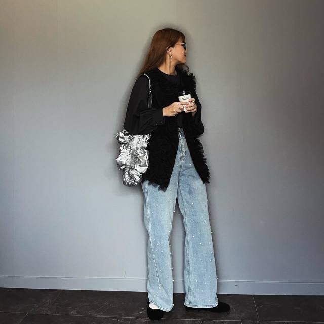 【パール付きデニムパンツ】ボリューム袖ブラウスと合わせて大人可愛く