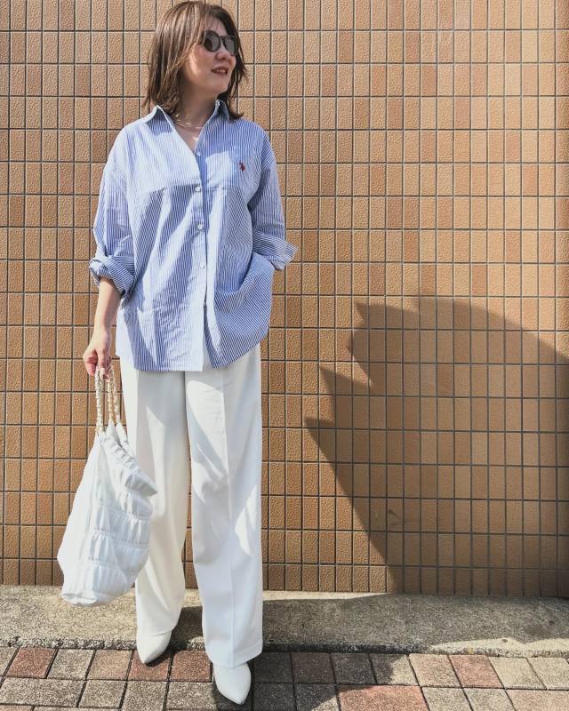 3｜白パンツ×ストライプ柄シャツのカジュアルコーデ