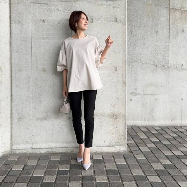 【オフィスカジュアルの黒スキニーパンツコーデ】「パンプス」を合わせてきれいめに