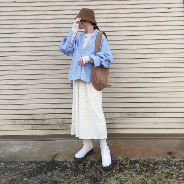 【カジュアルで好印象な服装1】クリーンな白スカート×襟付きのシャツ・ブラウス