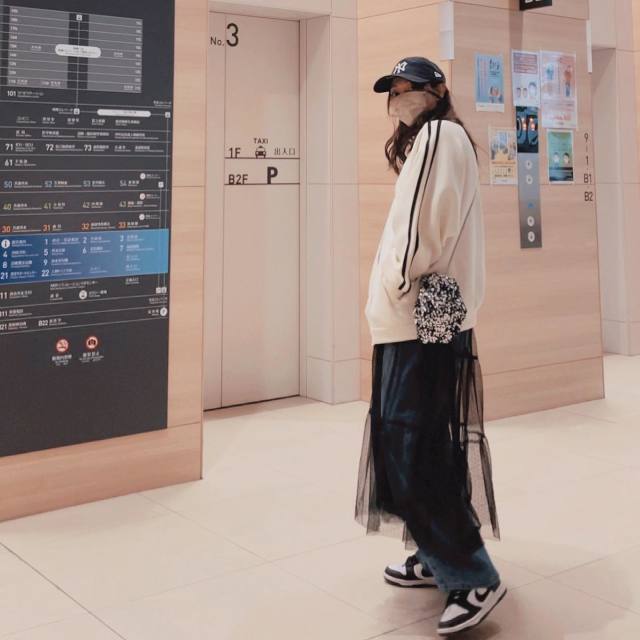 甘辛MIXを楽しむ「チュールスカート×トラックジャケットコーデ」