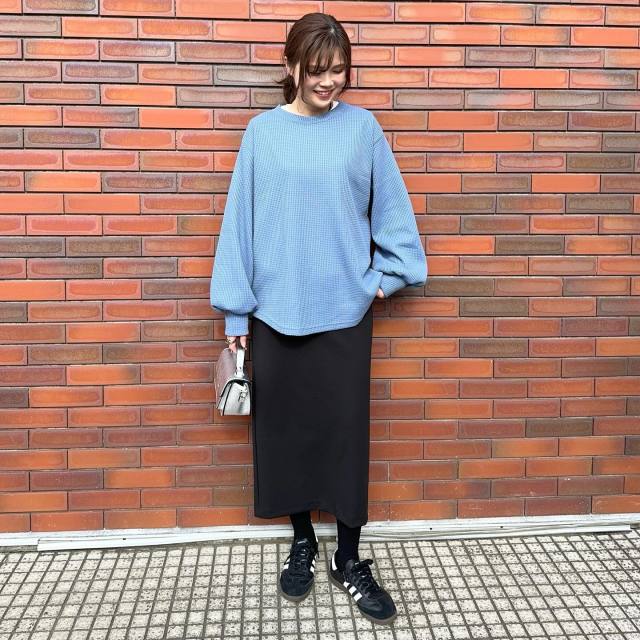 上品で女性らしい「黒タイトスカート×カジュアルなトップス」