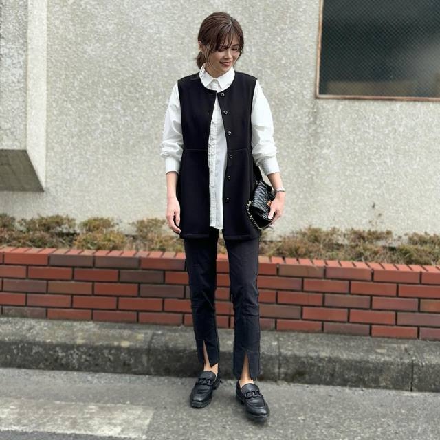 べーシックながら大人っぽい「白シャツ×黒ベスト」