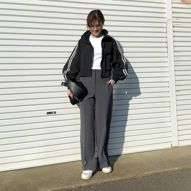 【40代のTシャツコーデ3】流行りのデニムジャケット・ブルゾンにクリーンなボトム合わせ