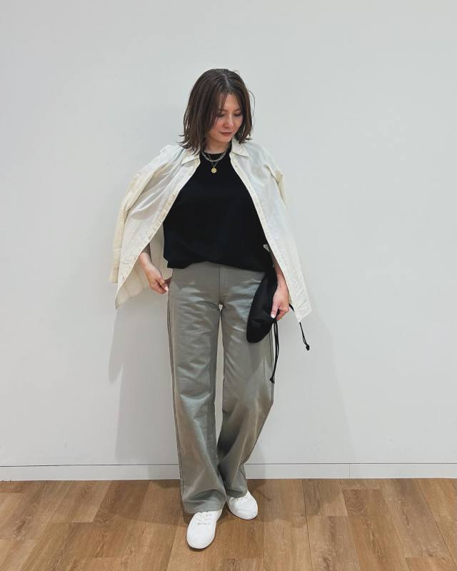 【50代のグレーパンツコーデ4】グレーデニムで大人カジュアルなよそ行きに