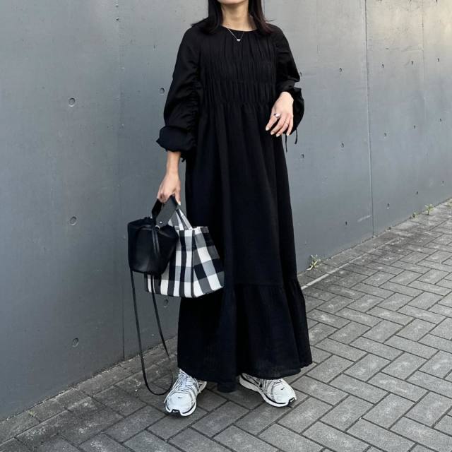 黒ワンピース×スニーカーコーデ