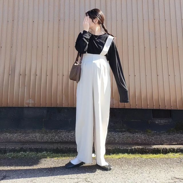 8｜白サロペットパンツ×黒プルオーバーのカジュアルコーデ