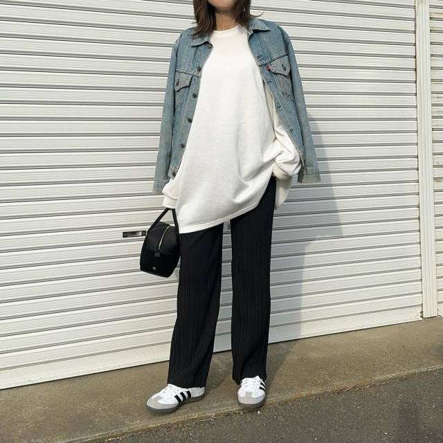 普通の黒パンツ感覚で穿ける「黒のプリーツパンツ」
