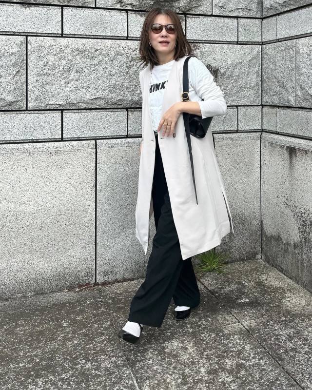 【50代×ロングジレ1】シンプルなニット・Tシャツに合わせる