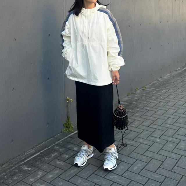 【黒いロングスカートに合う服】コーデに抜けが生まれるスポーティアイテム
