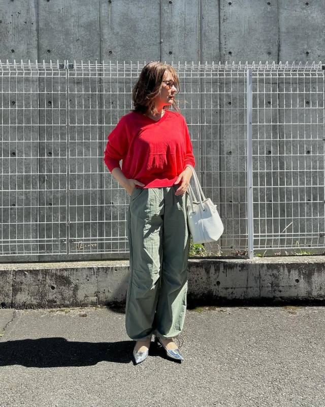 【50代の服装5】顔まわりに鮮やかな色を置く