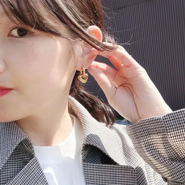 【オフィスカジュアルにおすすめ3】さりげなくフェミニンなメタルハートのピアス