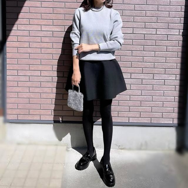 【2】ミニスカート×シンプルなプルオーバー