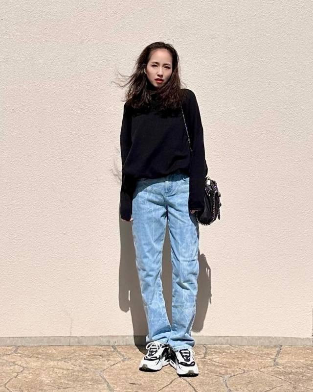 デニムスタイルはライトブルーカラーで春を意識