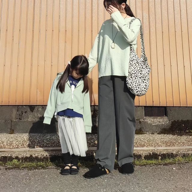 春色トップスでシンプルコーデを華やかに