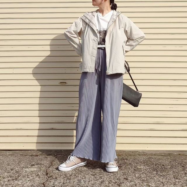 プリーツパンツに「ロングコート・ブルゾン」を羽織って秋冬仕様に