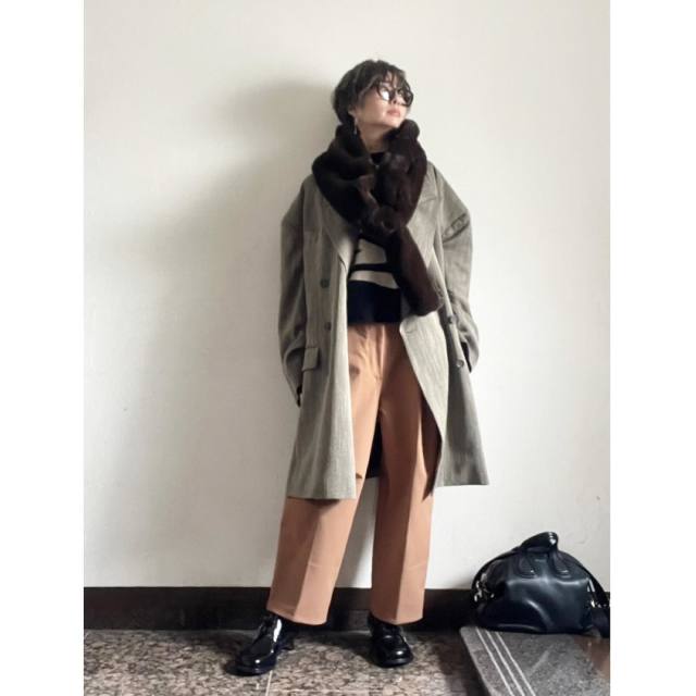 黒マフラー×ニュアンスカラーのコーデ