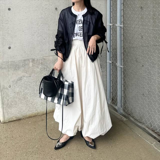定番の白ロゴTシャツと合わせておしゃれに