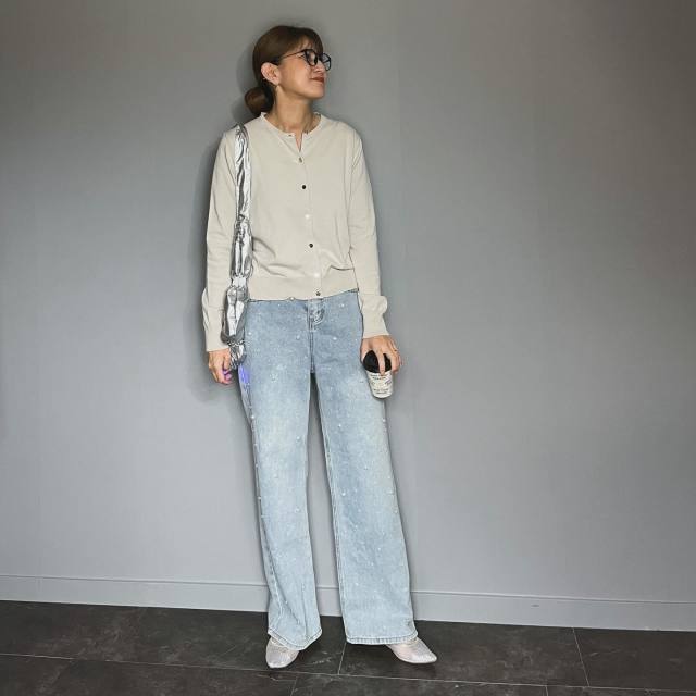2｜カーディガンの前を閉めてクリーンに