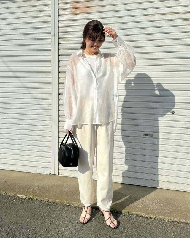 【40代の白シャツコーデ1】白シアーシャツ×白インナー
