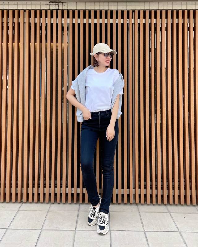 【40代におすすめ2】モノトーンスニーカー×定番服の旅行コーデ