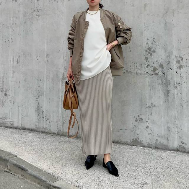 着痩せ見えを狙うなら「ベージュのリブタイトスカート」
