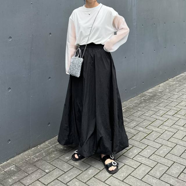 【2】黒ボリュームスカートは「シアートップス」と合わせる